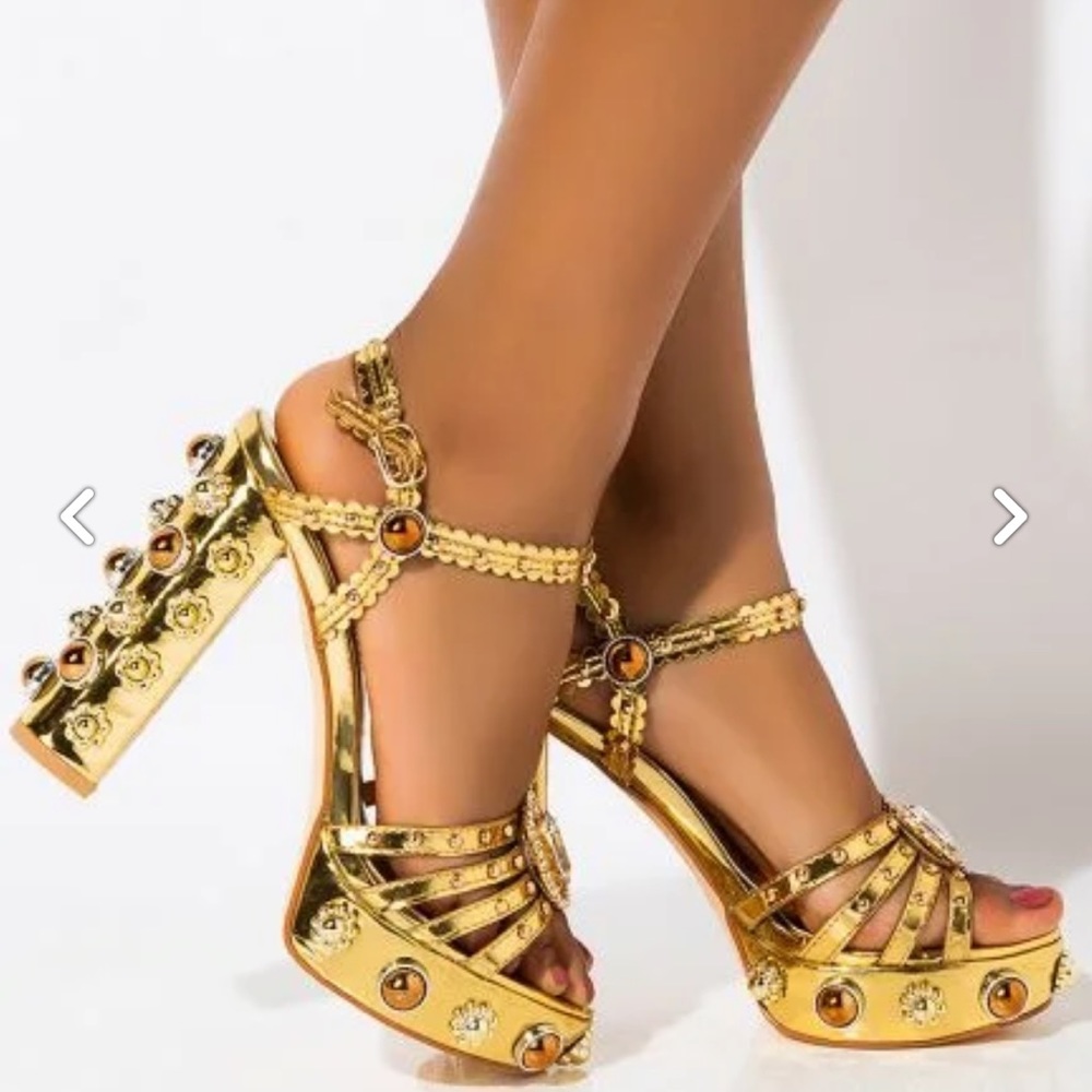 NWT AZALEA WANG EVEN THE SUN SETS IN PARADISE CHUNKY HEEL SANDAL